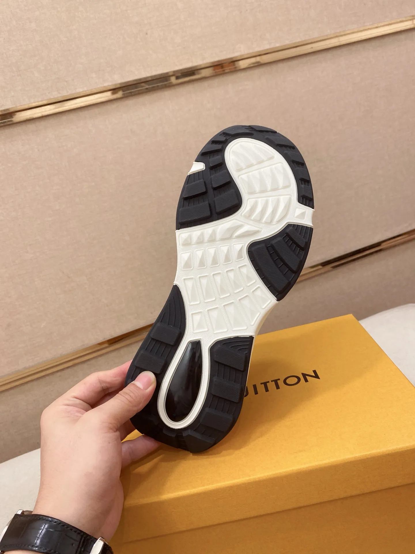 Men's shoes💰 462💰louis vuitton (Louis Vuitton/lv)🔍🔍The new counters are on sale at the same time. The uppers are imported from Italy. ️Re-engraved🇮🇹💪💪, ⚠Sole: The original sole is specially provided by the original factory, the exclusive movable molded sole is super comfortable, ⚠Original factory follow-up goods, 🔍🔍high quality, you can go in and out of the counter at will, welcome to compare⚠. Code number: 38-44 (45/46 customized, non-refundable)